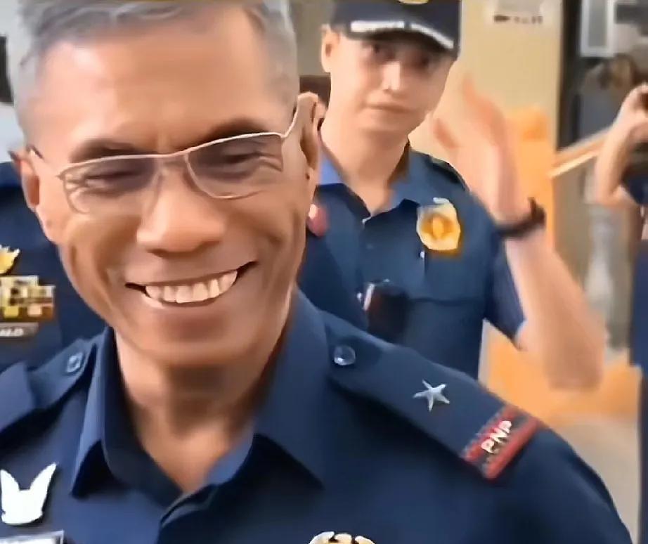 杜特尔特家族开始秋后算账了！
首当其冲的就是这位“托雷警官”，在抓捕杜特尔特现场