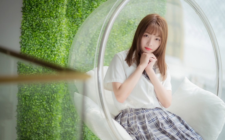 女人放不下情人，大多会默默做这些事：
1、偷偷关注他动态，拉黑又加回，虽然不点赞