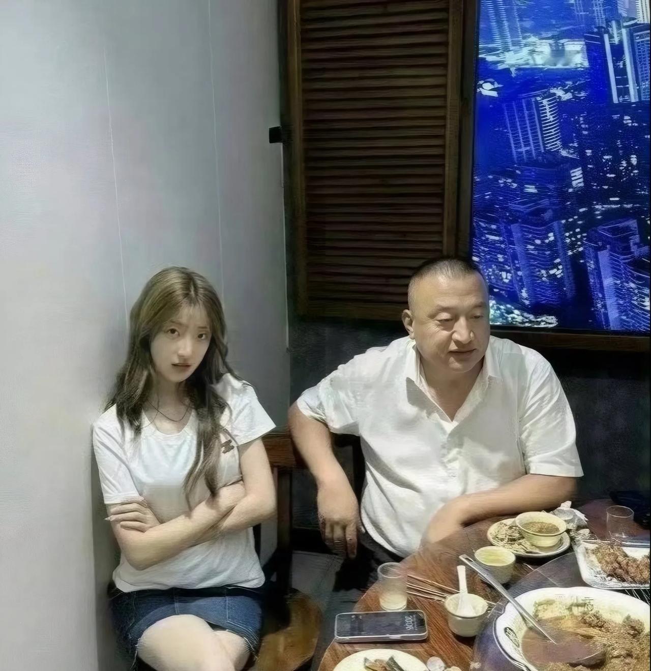 国际舞男赵四出现在饭桌上照片流出，胖了不少，旁边应该是她女儿，基因这东西骗不了人