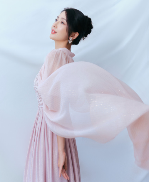 佟丽娅的超养眼穿搭，超不错的，nice的！