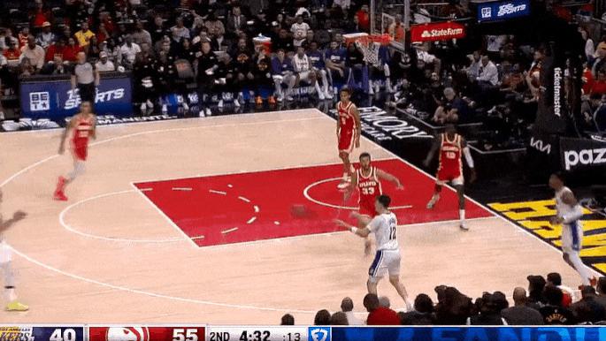 东契奇接球三分强投再中已得17分，湖人追到12分老鹰叫停