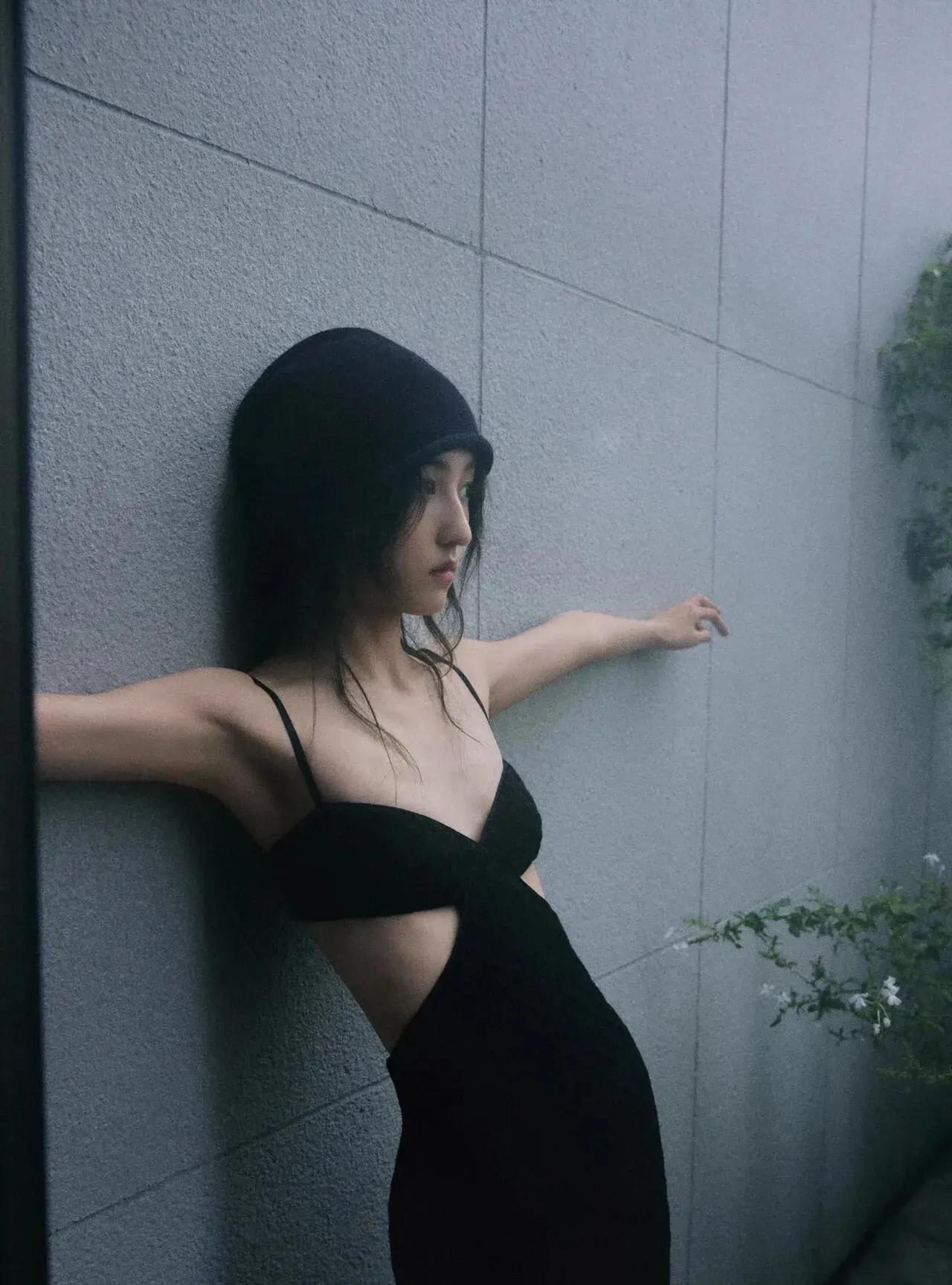 张子枫这身材太瘦啦！简直和周冬雨一个模子刻出来的一样，只不过比周冬雨穿衣搭配时尚