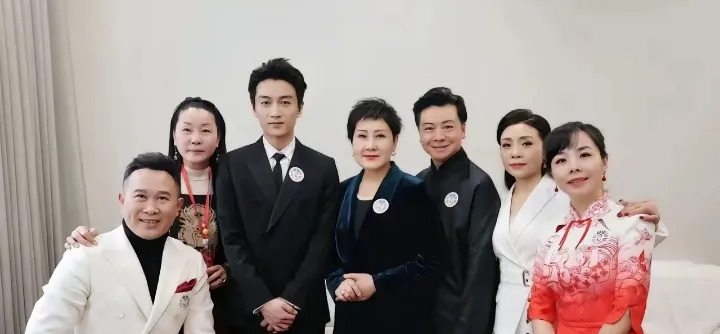 明星合影你能认出几个











难以置信！七位明星合影，我居然只认识