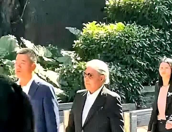 63岁的朱玲玲在尖沙咀逛街，突然霍震霆的劳斯莱斯就停边上了，司机递来个保温壶，说