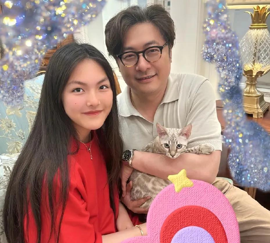 王岳伦晒女儿和小猫合影，这是又去看女儿啦！有一说一，人家这父母做的确实到位，没有
