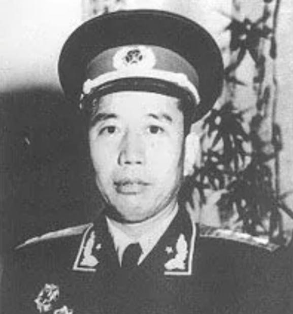 一天，王震将军正在休息。就在这时，他发现一个秘书正在抽烟头。王震将军就很奇怪。随