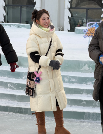 从甜宠剧女主到实力派演员，邢菲的逆袭之路离不开团队加持！如今工作室添新成员，想必