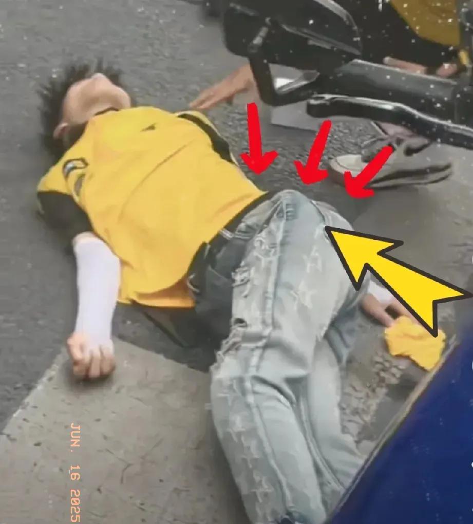 这一刻，我哭了…
你见过凌晨三点的街巷吗？
那时的路灯还没睡醒，夜班的士碾过积水