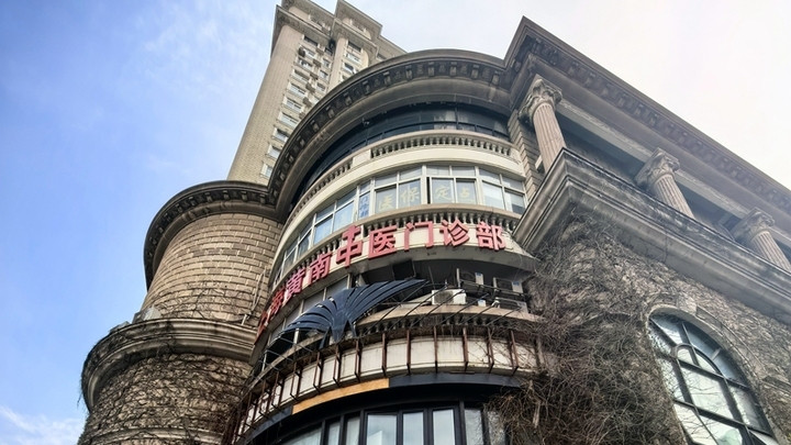 上海市黄金地段一宗商业房产拍卖，2人报名竞拍却底价4000万成交