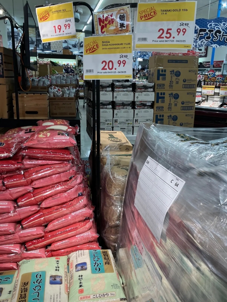 这是美国超市的一幕，日本网友看到都开始骂人了：日本的大米在美国超多，还更便宜
