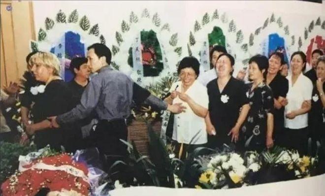 2000年7月，赵丽蓉病逝后，入殓仪式现场，一张罕见的留影，照片中的她躺在躺在灵