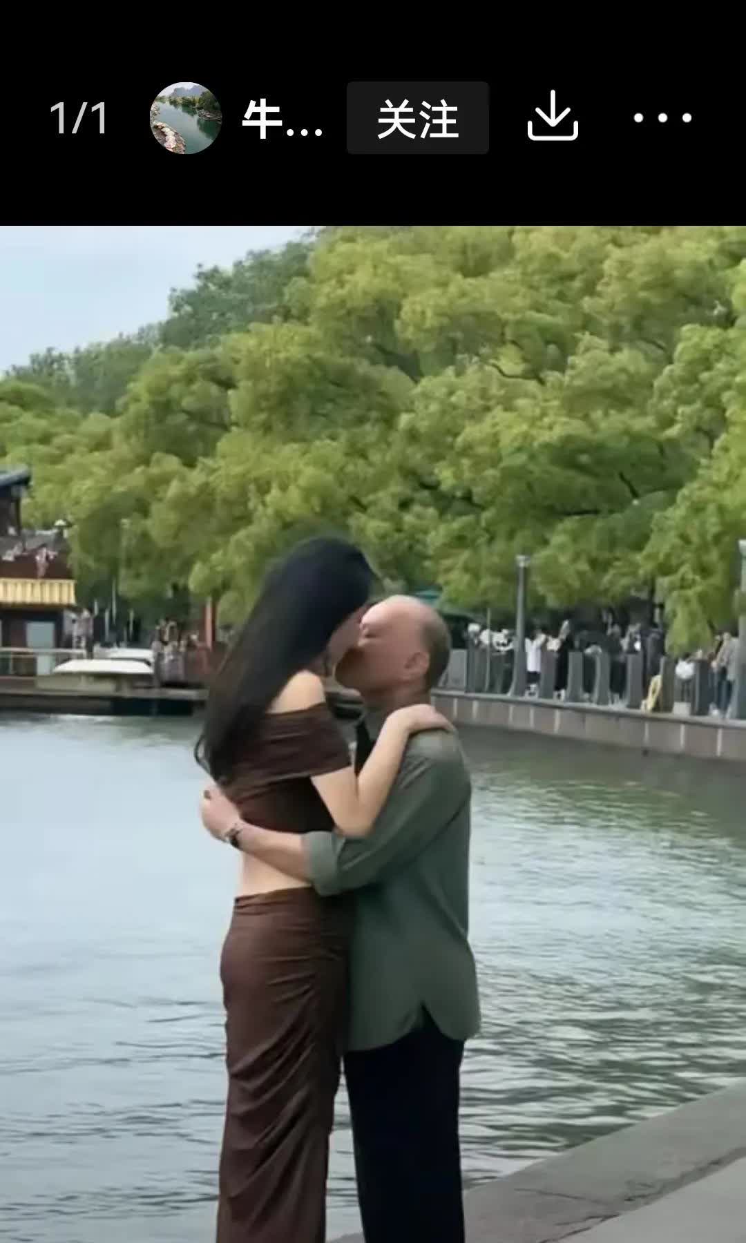 说不定人家是结发夫妻呢，男子是脱发不是谢顶，年龄并不是太大。我有个本家弟弟，三十