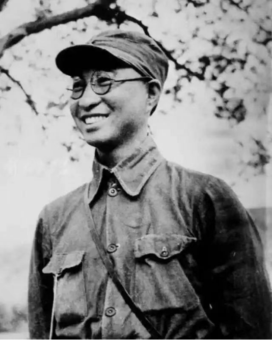 1943年秋，朱老总延安窑洞前院子里的苹果熟了，却总是被人偷，支部书记陈其涵告诉