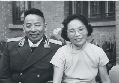 “江南第一女区长” ——记江抗老战士于玲
“八一三”抗战在上海打响后，战火也烧到