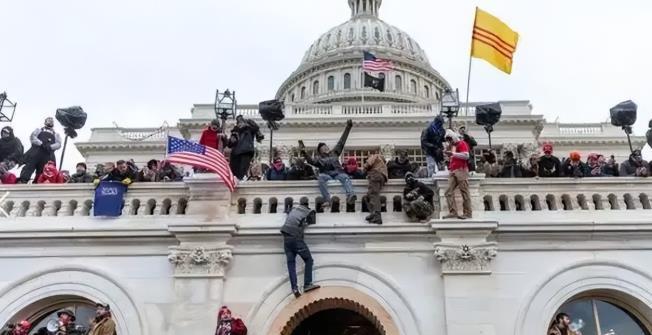 美国为何不担心自己国家发生革命？因为说白了，美国政府是真杀人，华尔街闹事的带头人