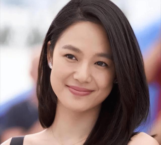 周韵也当制片人，也有演电影，只是没拍电视剧了而已。
现在给中年女性的角色本来就少