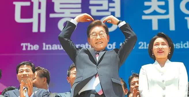 韩联社报道，韩国执政阵营18日消息，总统李在明倾向婉拒北京邀请，缺席9月3日在天
