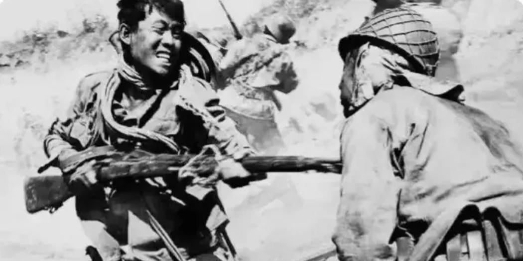1941年，日本少将当众残忍杀害一名八路军干部，甚至将其肢解。一个伪军目睹这一幕