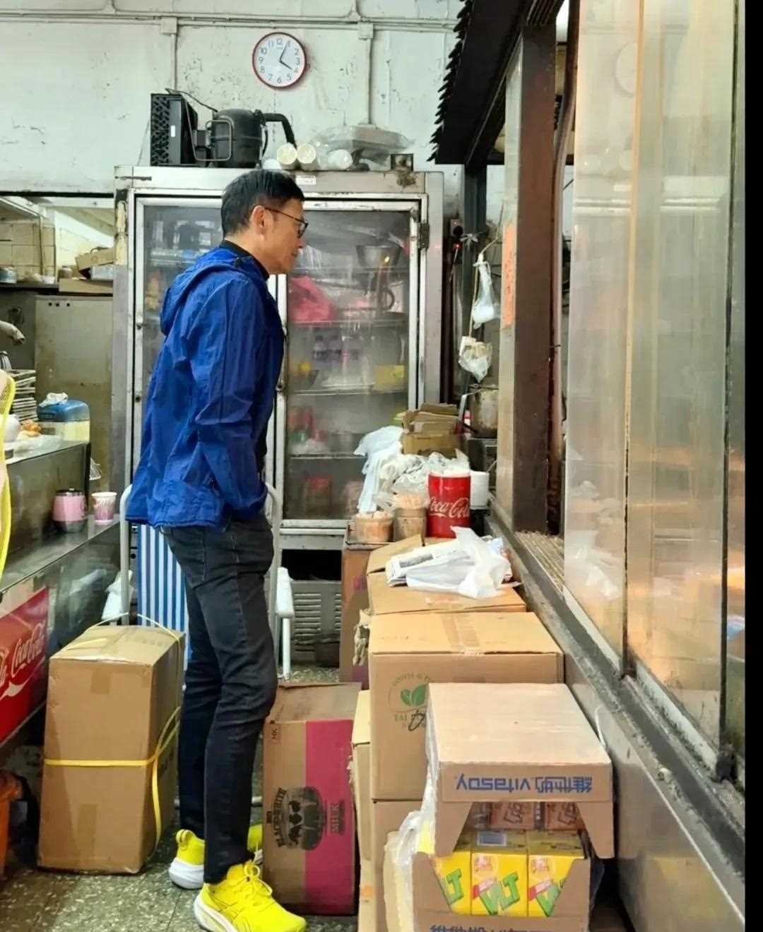 香港偶遇苗侨伟在苍蝇馆买猪扒包，打扮很帅气，身材保持得真好！