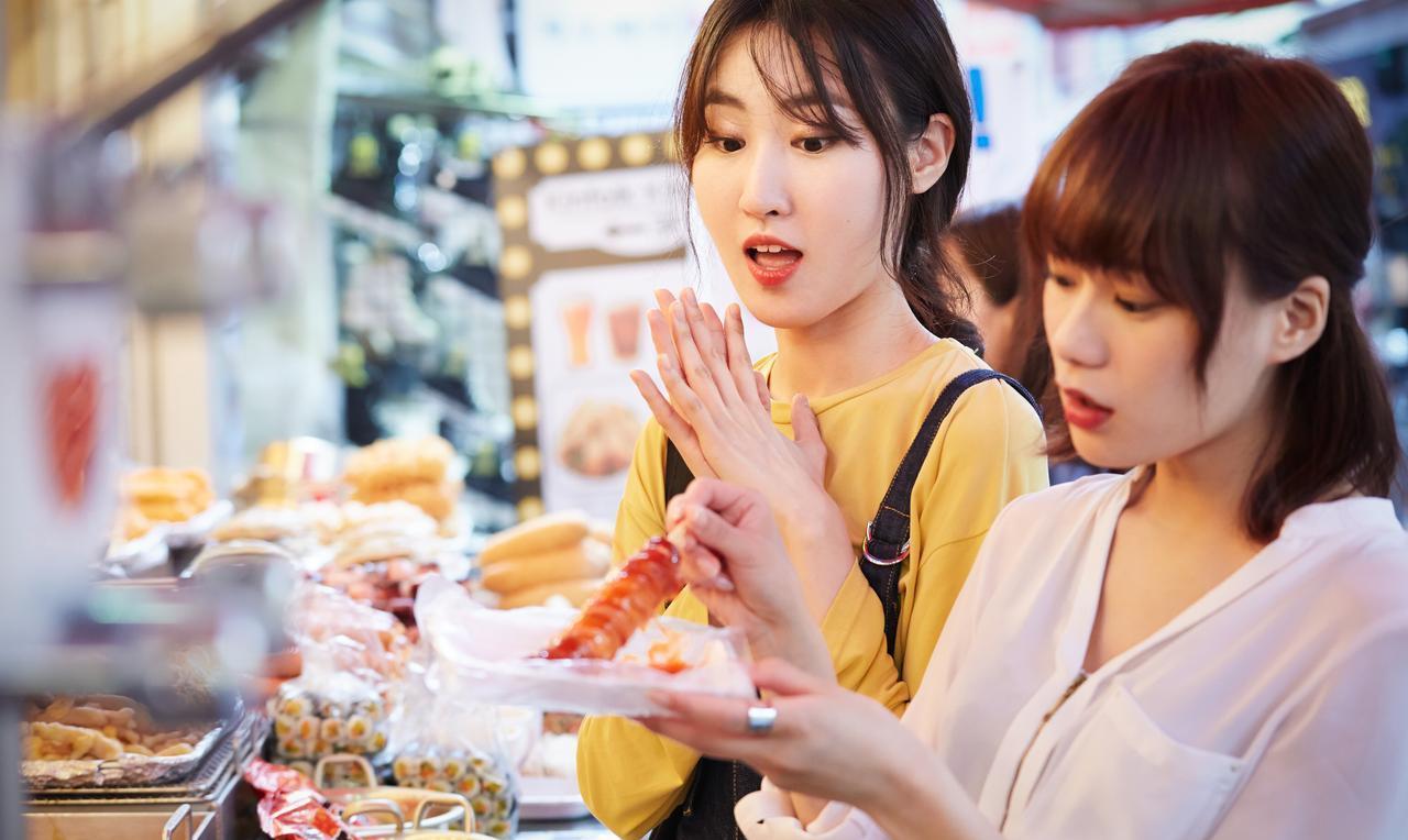苹果免费送，一年赚70万！
美女开了一家水果店，开业时她搞了一个活动：交39元成