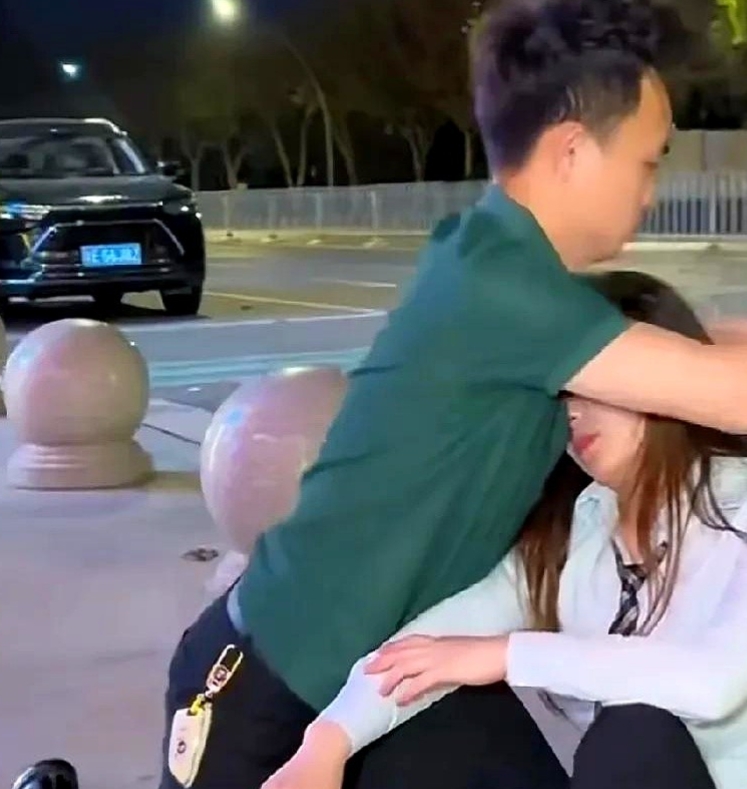 夫妻俩离婚的当晚，男子就后悔了，他跑去找前妻，看到前妻正坐在路边哭泣，包和鞋都扔