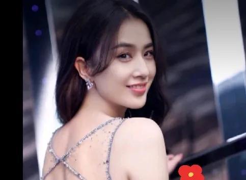 今天和老公唠到黄圣依，我好奇提问：“她那么漂亮，咋没人对她有非分之想呀？”
老公