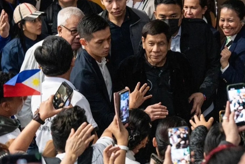 【反转，反转，再反转，杜特尔特被捕了，菲律宾总统马科斯真敢对这个前总统下手啊！】