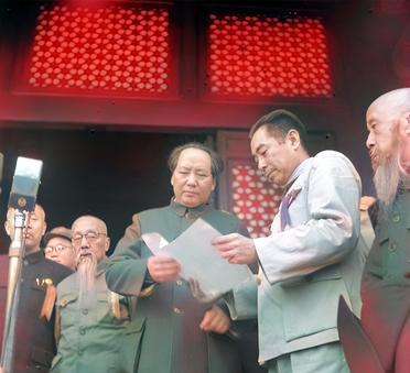 这张照片拍摄于1949年10月1日。毛主席与周总理在天安门城楼上审阅开国大典宣告