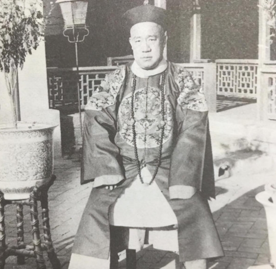 1950年，28岁就退休在家的清朝摄政王载沣，晚年以90万斤小米的价格卖掉了曾经