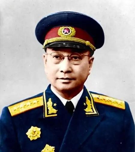 1945年，美军为嘲笑陈赓，指着桌上的牛排和面包问：“陈将军，我们美国人的伙食如