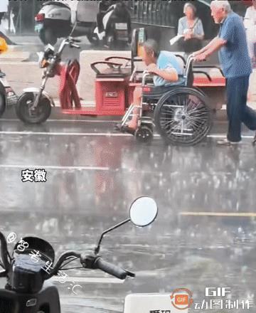 这才是婚姻该有的样子……
安徽，一位老大爷在大雨中，推着行动不便的老奶奶行走，过