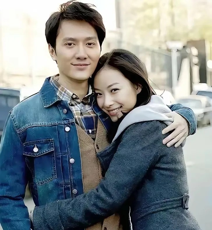 冯绍峰身边这位美女是谁？有认出来的吗？