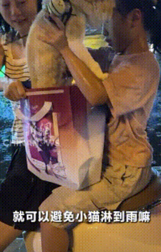 “上人民日报了！”湖北，妈妈骑车带女儿回家，突遇暴雨，母女俩全身湿透，可女儿却佝