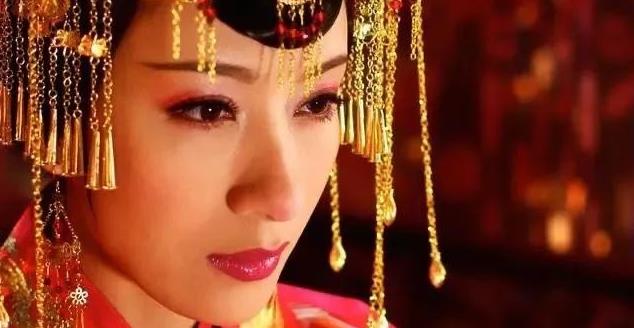 公元1464年，明宪宗小心翼翼地褪下万贵妃的衣裳，只见她娇嫩的后背上，一道道染血