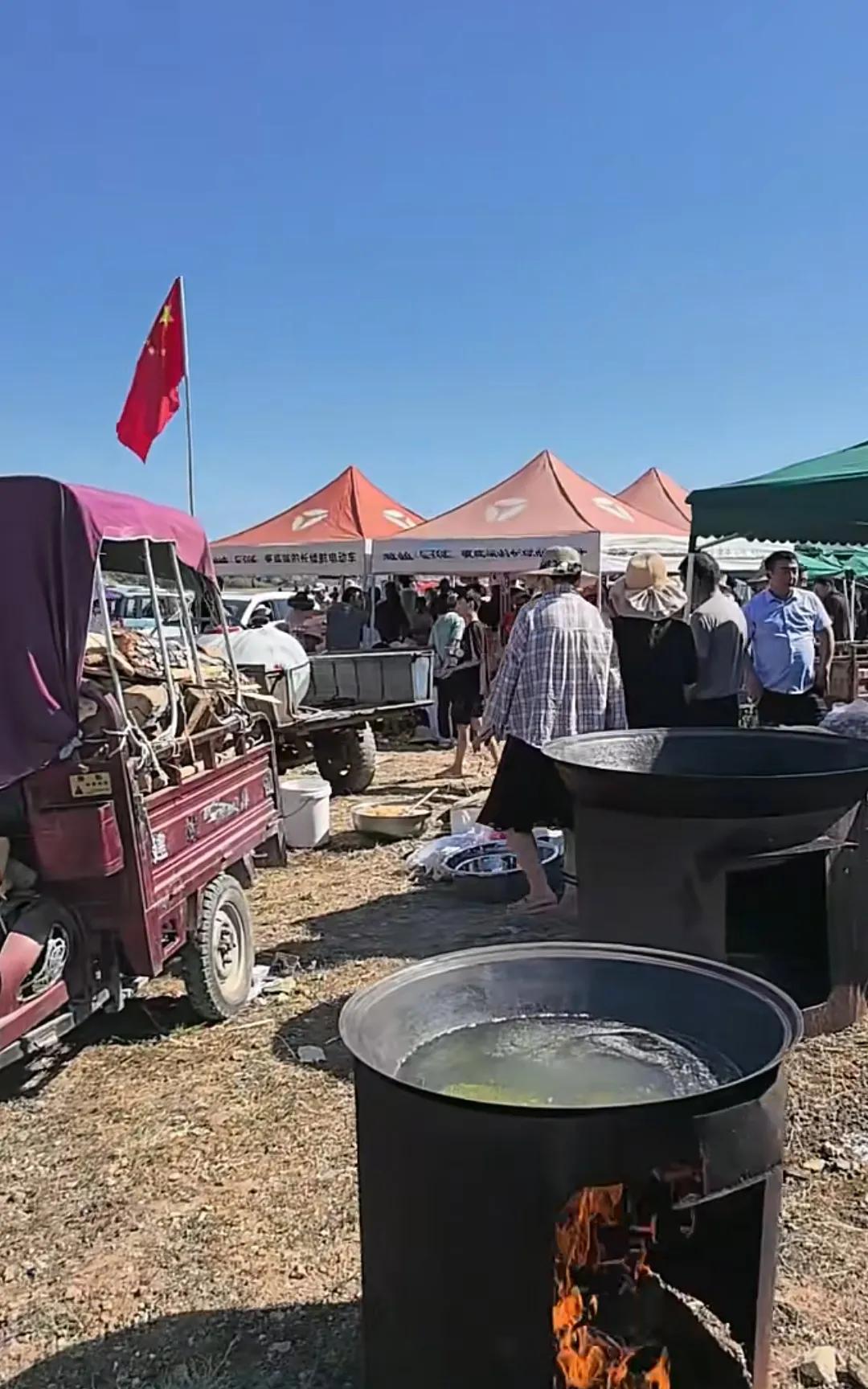 这是河南一农村的村民，集体抵制盖火葬场的场面
他们现在吃住都在这守着，建火葬场的
