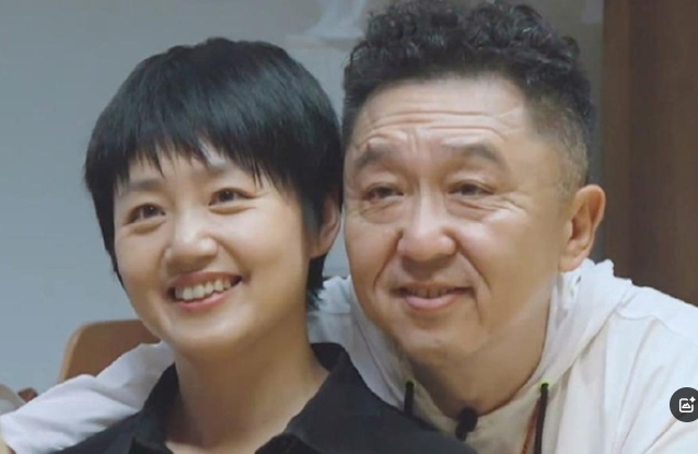 1998年，29岁、一穷二白的于谦爱上了19岁的白慧明。白父说：“我女儿不能找个
