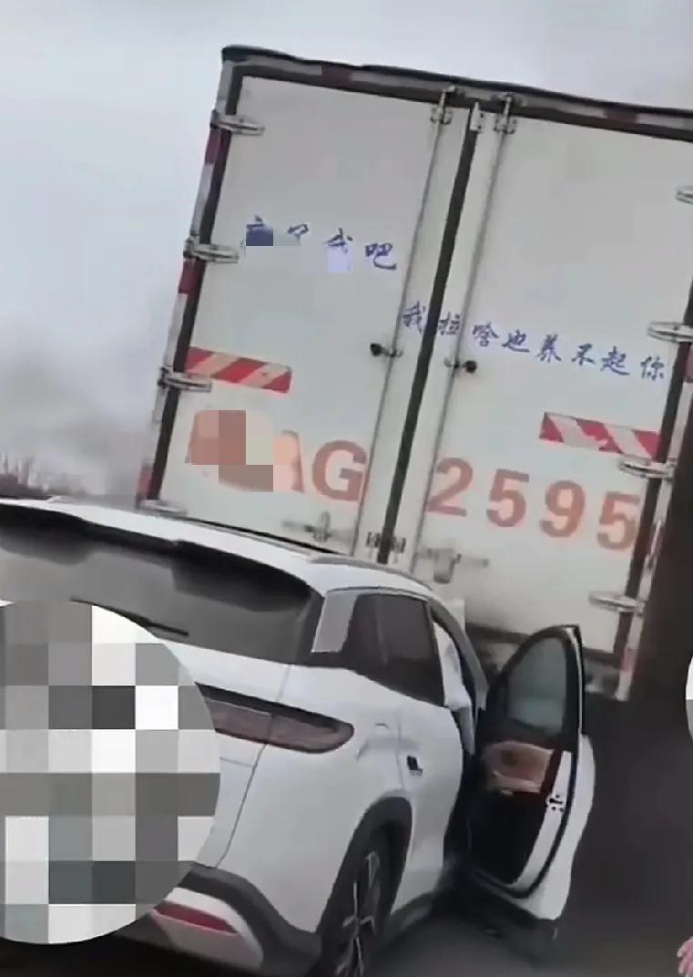 无意间刷到一个视频，吓出一身冷汗：一台油电混动新能源车，在高速路上追尾前方一辆厢