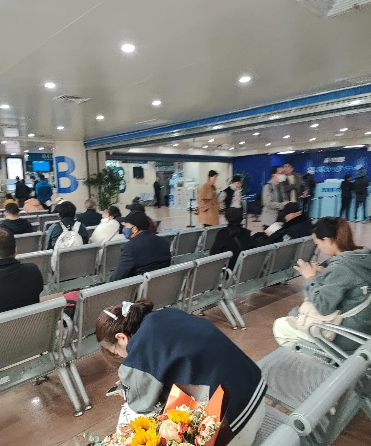 之前聊到妇产科退休老教授给年轻女性的人生建议，大家反响很激烈。今天就再深入探讨下
