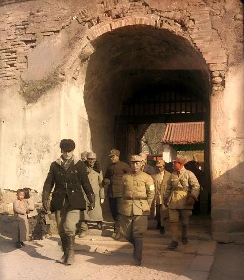 1940年，八路军连长刘洪才到县城侦察敌情，回来时碰到五个民兵，他看了几人一眼，