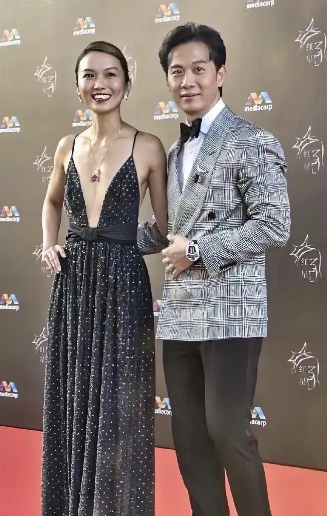 原来他们是一对夫妻，男帅女靓，看着比较般配，年龄身高、气质都差不多，真正天生的一