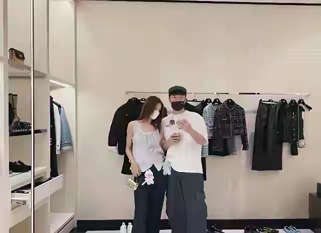 陈赫陪老婆逛香奈儿，42岁张子萱一头黄发好洋气，身高170瘦又美 ​​ ​​​