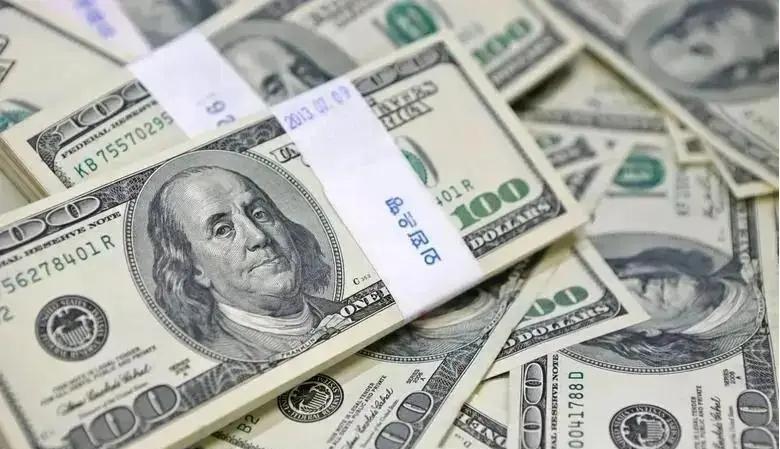 美国逆差的根本明明是拿自己印的美元换其他国家的产品，为什么反倒是美国先受不了了？
