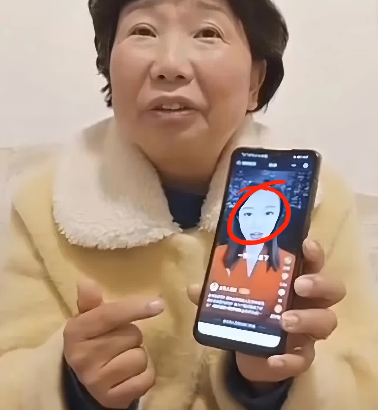 老话说，贼过三年不打自招。
杜新枝在直播间无意中说起，在姚策三岁的时候看着活蹦