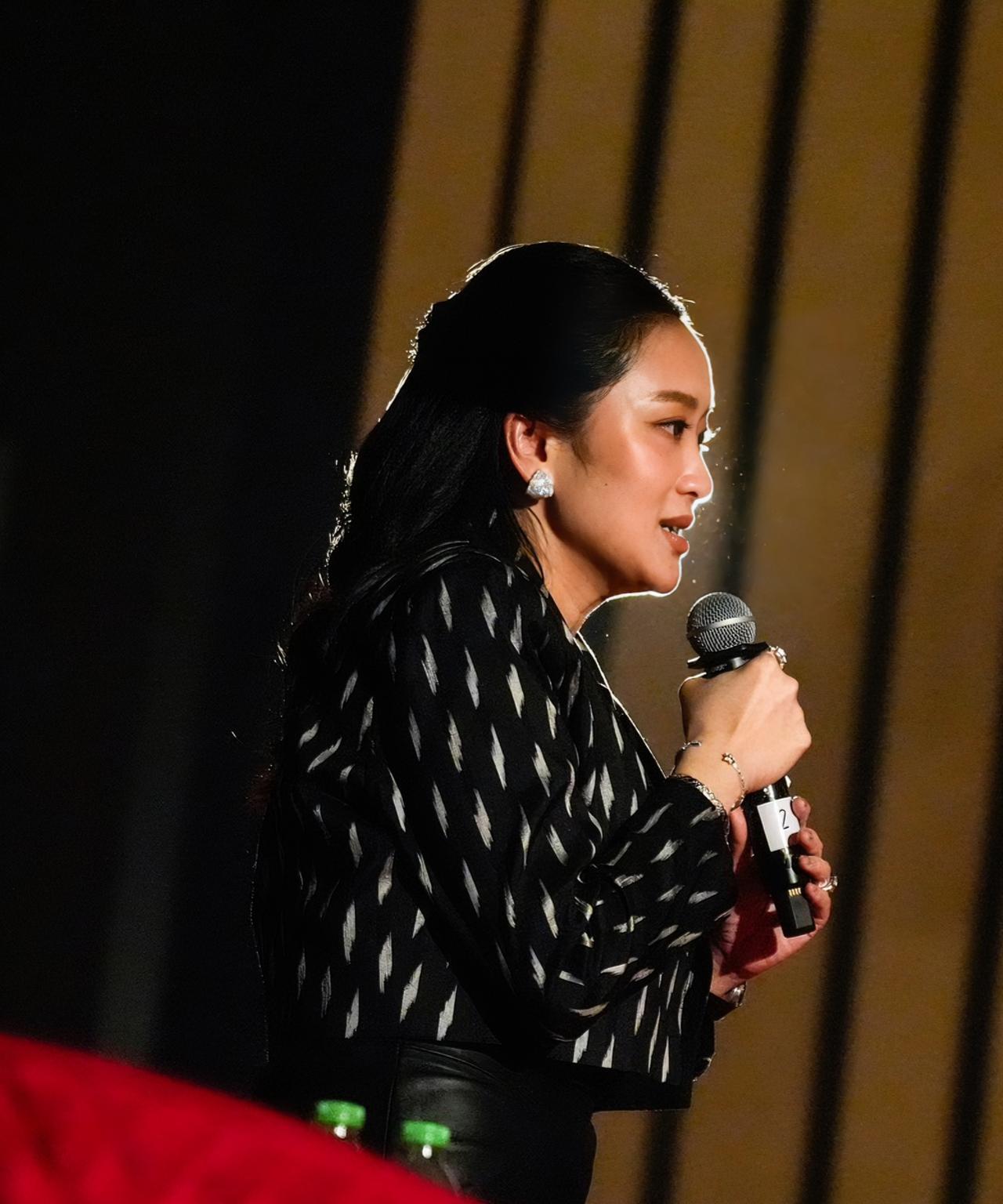 佩通坦最新造型好美，兢兢业业出席会议
2025年11月10日，为泰党举办首届“登