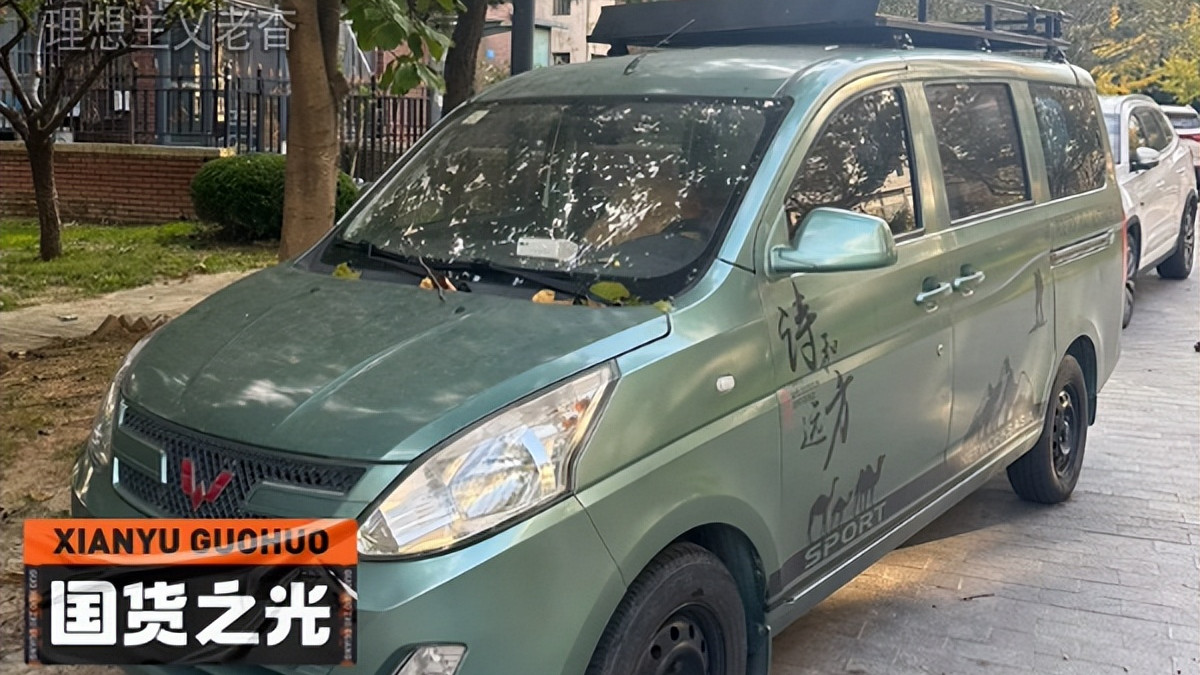 室内简洁温馨舒适，五菱荣光V改装床车旅行，露营车自驾游很方便