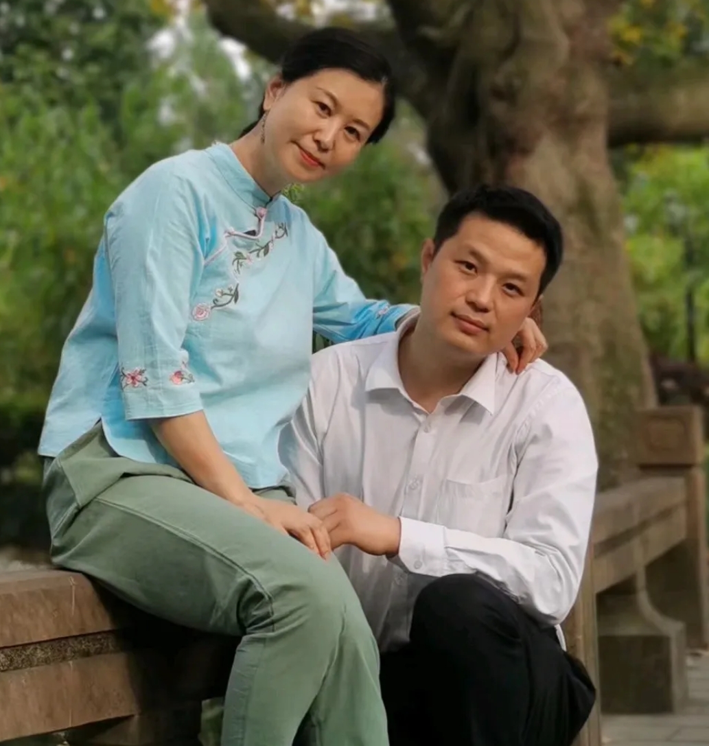 34岁山东穷小伙元元，网恋49岁成都女子李姐，两人奔现当天领证结婚。婚后5年时间