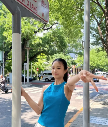 花滑选手朱易 北京街头漫步尽显甜美