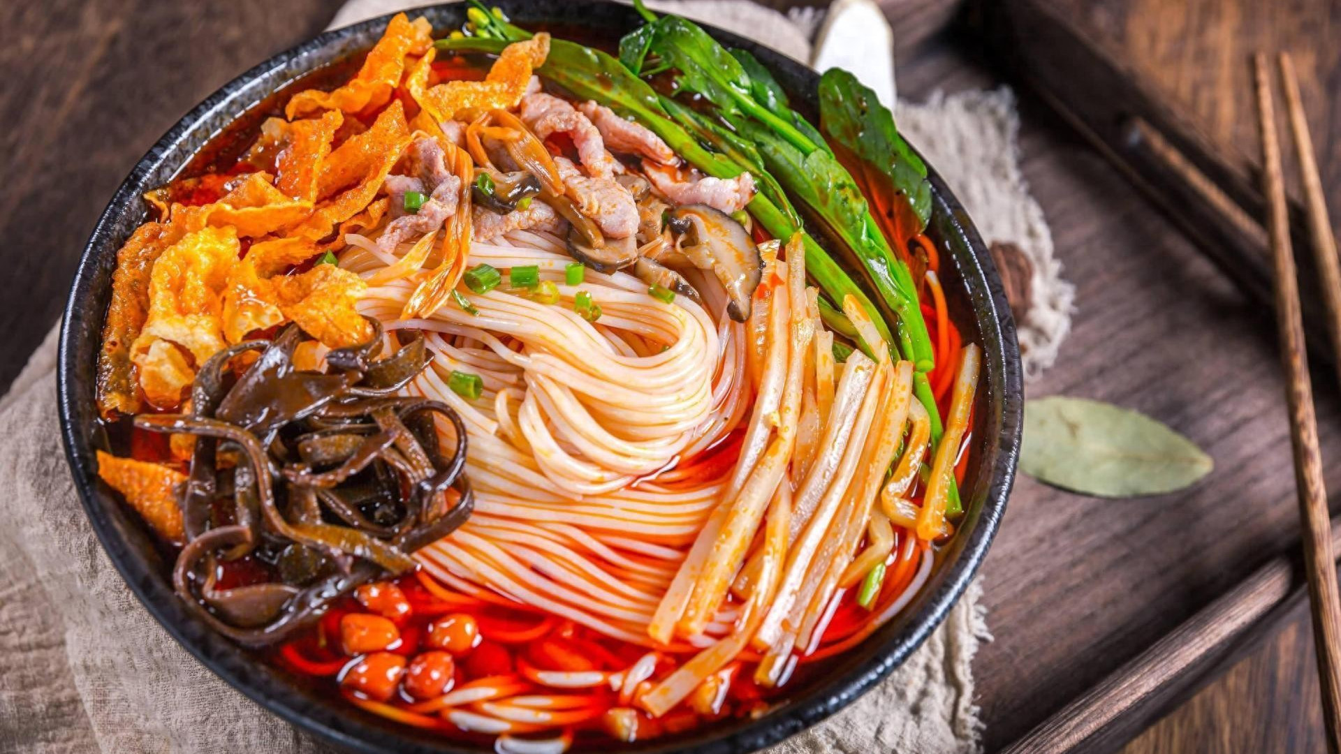 柳州人夜宵选择超多，螺蛳粉只是其中一个，丰富到让你难以抉择