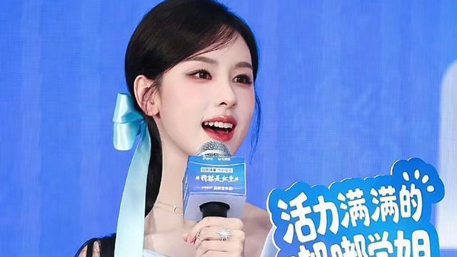 惊艳变身！31岁陈都灵蓝裙眼镜造型曝光，高知美人氛围感拉满