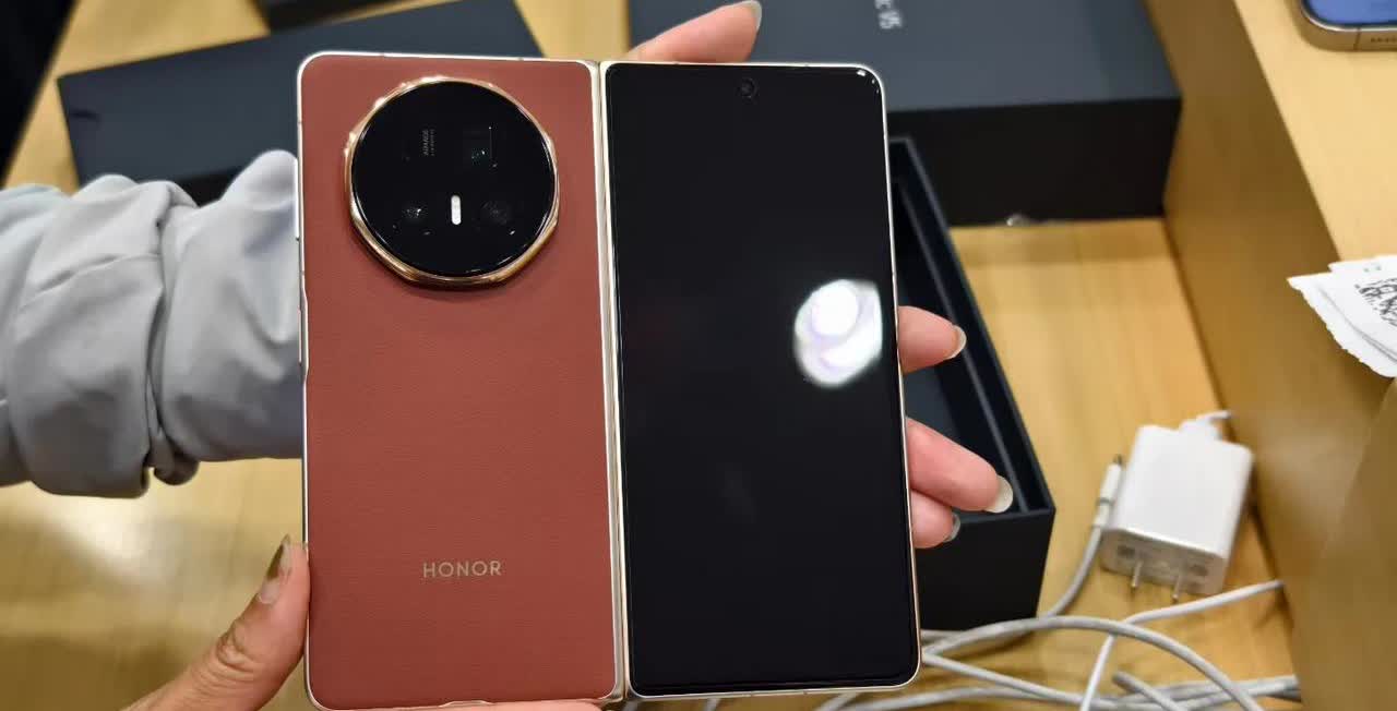 三星新发布Galaxy Z Fold7，

跟荣耀Magic V5一比弱爆了